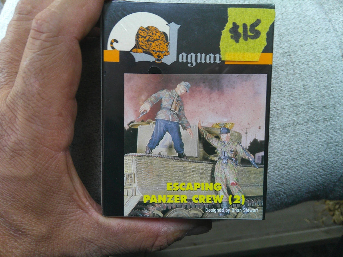 Jaguar Models Escaping Panzer Crew (2)   1/35 #63040