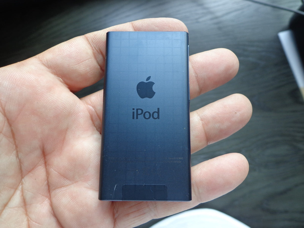 Apple Ipod Nano 7th Generation 16GB with 383 Songs Works Great